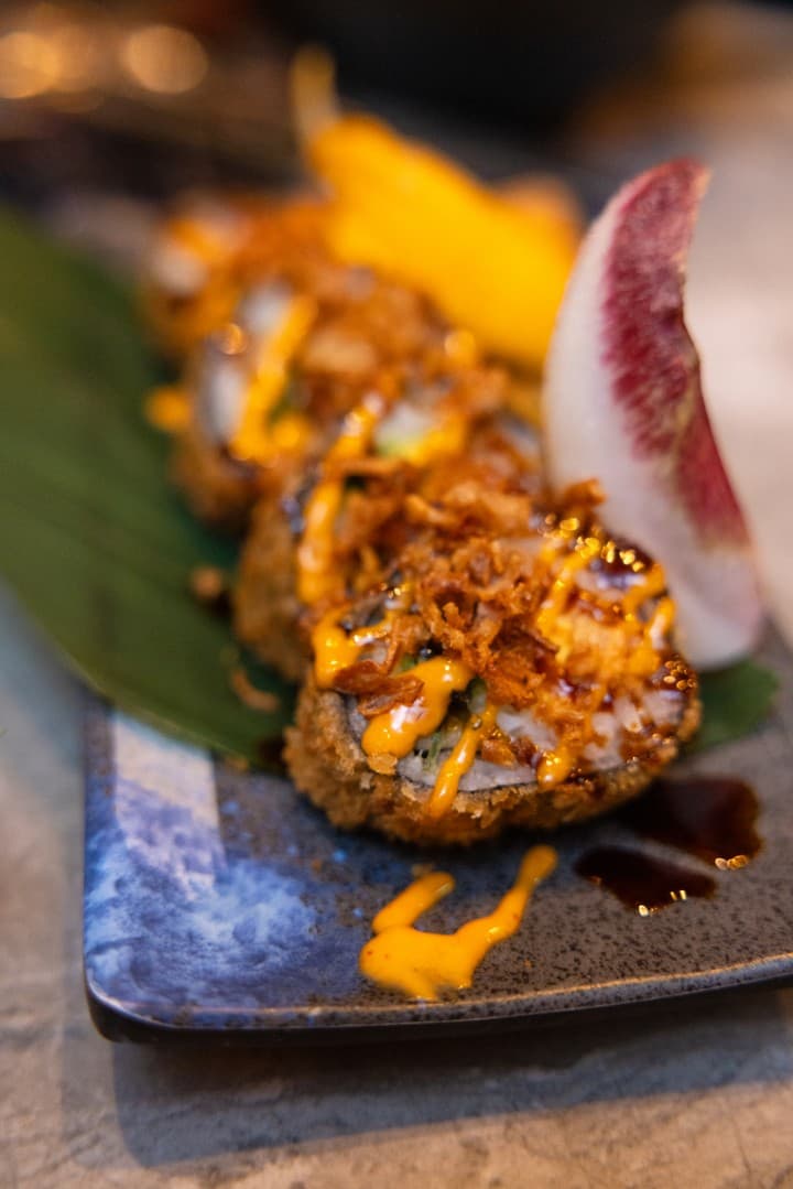 Sushi met knapperige topping