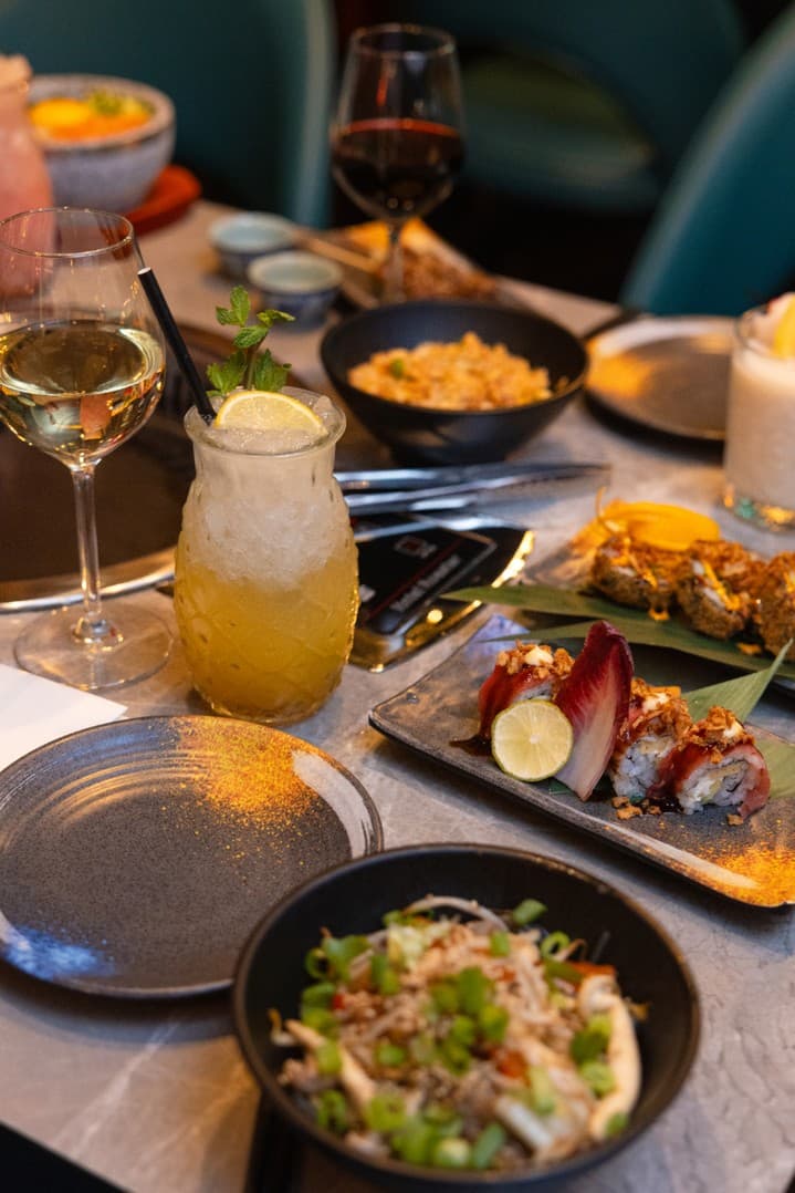 Tafel vol gerechten bij Ocean Paradise
